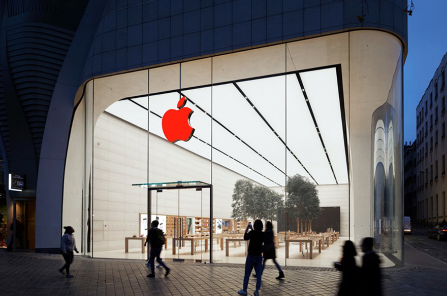 Apple меняет логотип на красный в своих шоурумах по всему миру